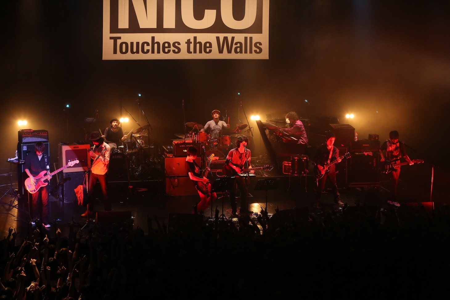 「B.C.G」のセッションに興じるNICO Touches the WallsとGRAPEVINE。（photo by 上飯坂一）