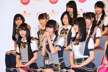 報道陣の質問に答えるSKE48の松井珠理奈（写真中央）。