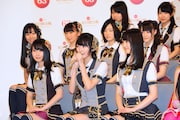 報道陣の質問に答えるSKE48の松井珠理奈(写真中央)。