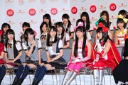 SKE48(写真左)とももいろクローバーZ(写真右)は「普段から仲がいいので、一緒に出られてうれしいです」と共演を喜んだ。
