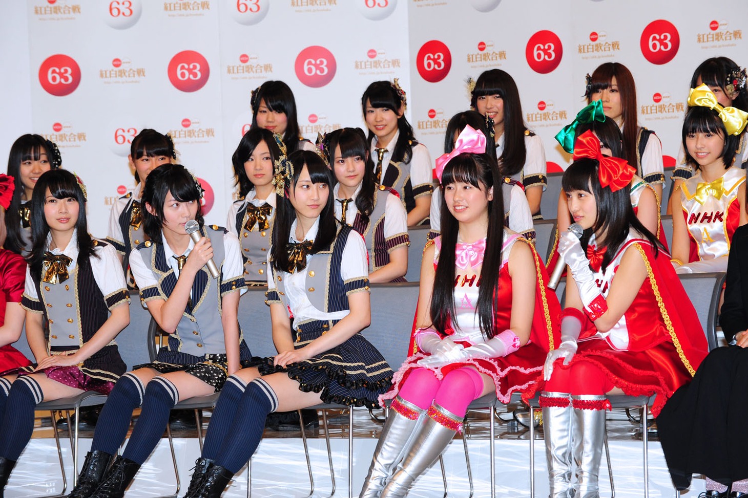 SKE48（写真左）とももいろクローバーZ（写真右）は「普段から仲がいいので、一緒に出られてうれしいです」と共演を喜んだ。