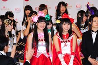 写真撮影に臨むももいろクローバーZの佐々木彩夏（写真左）と百田夏菜子（写真右）。