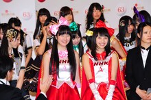 写真撮影に臨むももいろクローバーZの佐々木彩夏（写真左）と百田夏菜子（写真右）。