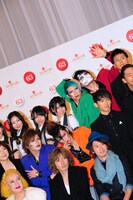 集合写真撮影時もポージングに余念のないゴールデンボンバー。