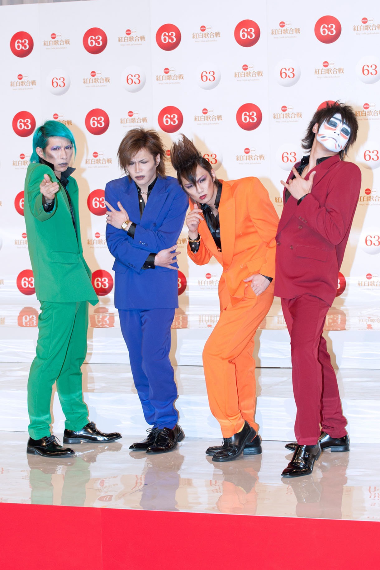 今週の人気の画像6位は「『親が喜ぶ』『ガキ使観れない』紅白初出場12組が会見」より、華麗な衣装とメイク、完璧な表情とポーズで報道陣を笑わせたゴールデンボンバー。