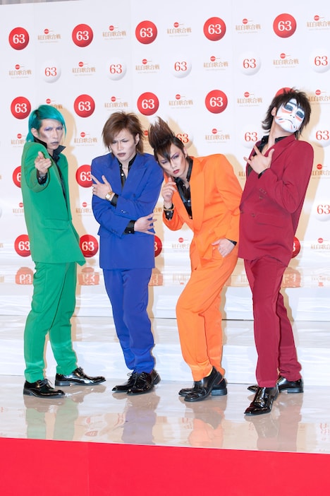 華麗な衣装とメイク、完璧な表情とポーズで報道陣を笑わせたゴールデンボンバー。