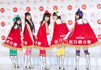 「第63回紅白歌合戦」の文字もまぶしい衣装を披露するももいろクローバーZ。