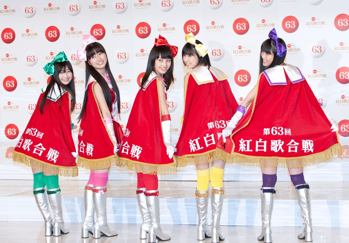 今週の人気の画像5位は「『親が喜ぶ』『ガキ使観れない』紅白初出場12組が会見」より、「第63回紅白歌合戦」の文字もまぶしい衣装を披露するももいろクローバーZ。