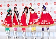 「第63回紅白歌合戦」の文字もまぶしい衣装を披露するももいろクローバーZ。