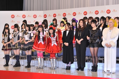 写真は本日の出場歌手発表会見に登壇した出場者の一部。
