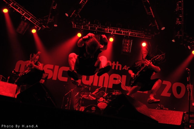 マキシマム ザ ホルモンのメンバーは、MCでももいろクローバーZ好きをアピールした。