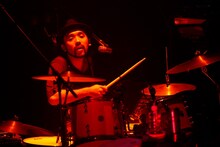 対馬祥太郎（Dr）（photo by 上飯坂一）