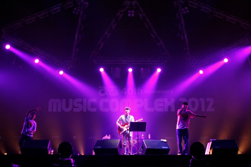 「今夜はブギー・バック」をコラボレーションで披露するスチャダラパーと星野源。