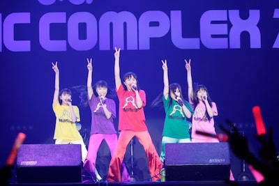 トップバッターとしてフレッシュな風を吹き込んだももいろクローバーZ。