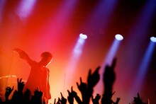 躍動的な照明がライブを彩った「acid android live 2012」ツアーファイナルの様子。（撮影：岡田貴之）