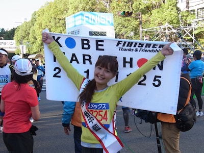 「神戸マラソン2012」ゴール直後の野中藍。