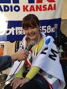 ラジオ関西の取材を受けるあいぽん。