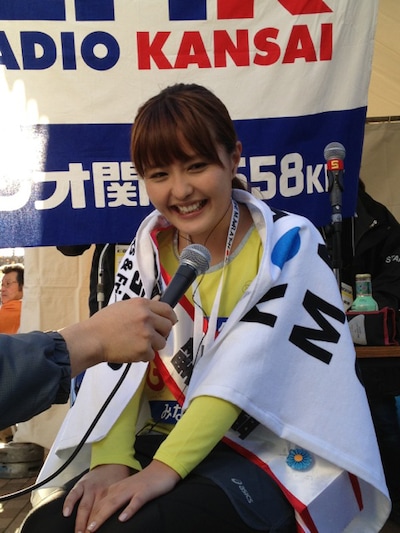 ラジオ関西の取材を受けるあいぽん。