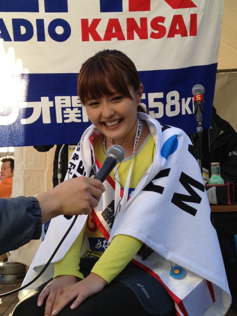 ラジオ関西の取材を受けるあいぽん。