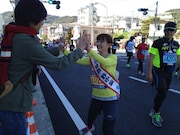 沿道の応援にハイタッチで応えるあいぽん。