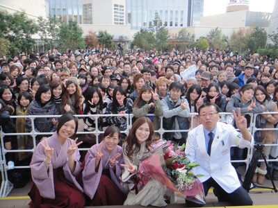 阪急百貨店うめだ本店屋上で記念撮影するティーナ・カリーナ（写真右から2人目）。