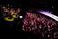 11月24日に行われた東名阪ツアー「アンコールはどうする？」東京キネマ倶楽部公演2日目の様子。