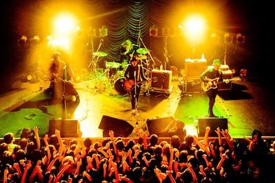 11月24日に行われた東名阪ツアー「アンコールはどうする？」東京キネマ倶楽部公演2日目の様子。