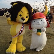 滋賀県彦根市のキャラクター・ひこにゃん（右）と記念撮影をするラグベベ（左）。