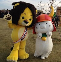 滋賀県彦根市のキャラクター・ひこにゃん（右）と記念撮影をするラグベベ（左）。