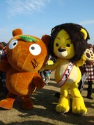 イベントが開催された羽生市のゆるキャラ・ムジナもん（左）とラグベベ（右）。