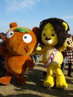 イベントが開催された羽生市のゆるキャラ・ムジナもん（左）とラグベベ（右）。