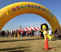 会場入り口で記念撮影をするラグベベ。