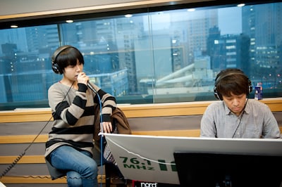 Salyuのスタジオライブの様子。