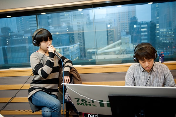 Salyuのスタジオライブの様子。