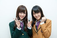 左から白石麻衣、高山一実。