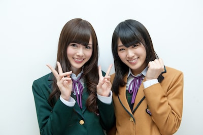 左から白石麻衣、高山一実。