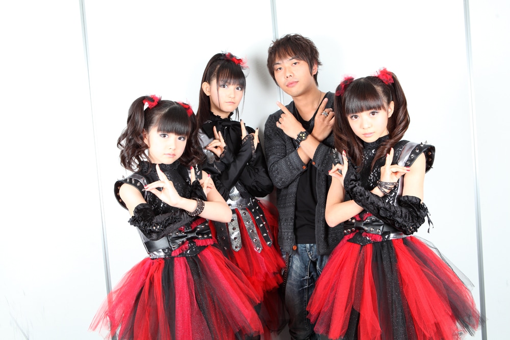 BABYMETALのボーカルSU-METALとしても活躍している中元すず香（写真左から2番目）。ナタリーPower PushのBABYMETAL特集ではピエール中野（右から2番目）との顔合わせが実現した。