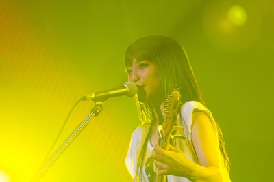 miwaは12月5日にライブDVD / Blu-ray「miwa concert tour 2012 "guitarium"」をリリースする。