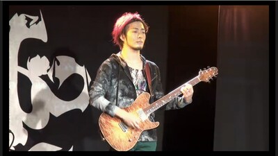 「Mr.Liar」を直立不動でパフォーマンスするミヤ。