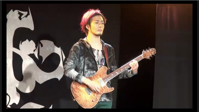 「Mr.Liar」を直立不動でパフォーマンスするミヤ。