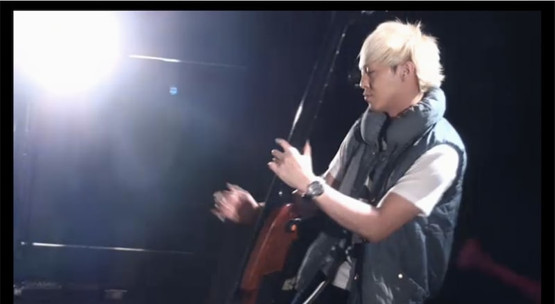 「ピュアブラック」を“実演販売”するYUKKE。