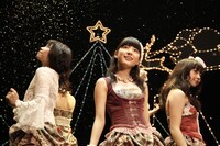 9nine「White Wishes」ビデオクリップのワンシーン。