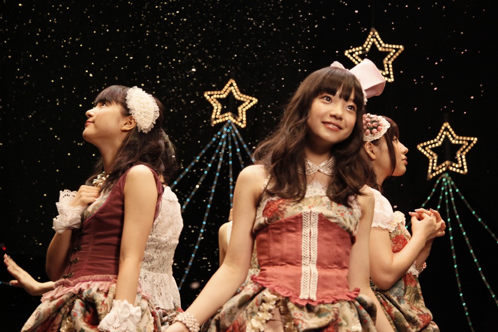 9nine「White Wishes」ビデオクリップのワンシーン。