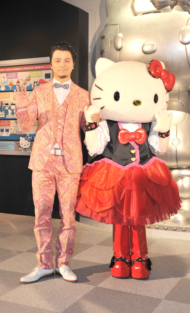 手をつないでポーズするKREVA（写真左）とハローキティ（右）。