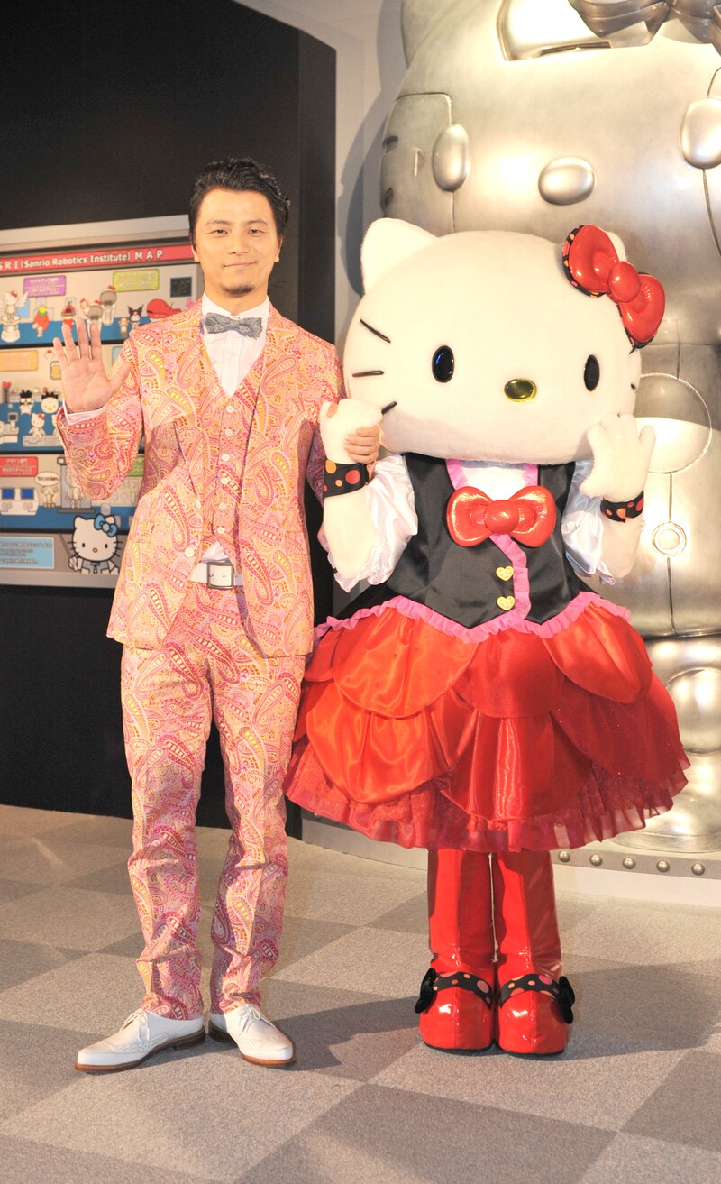 手をつないでポーズするKREVA（写真左）とハローキティ（右）。