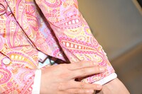 KREVAのピンクのスーツはよく見るとハローキティ柄。