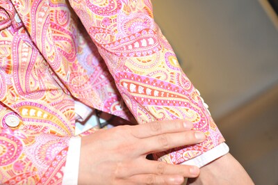 KREVAのピンクのスーツはよく見るとハローキティ柄。