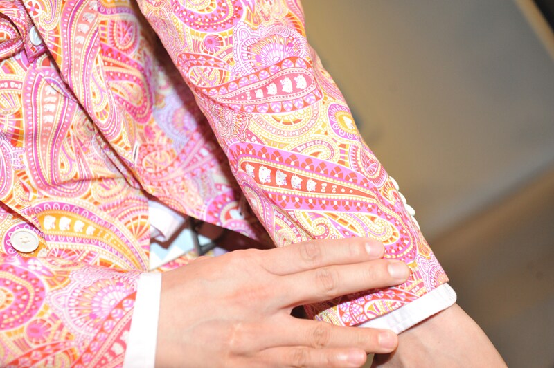 KREVAのピンクのスーツはよく見るとハローキティ柄。