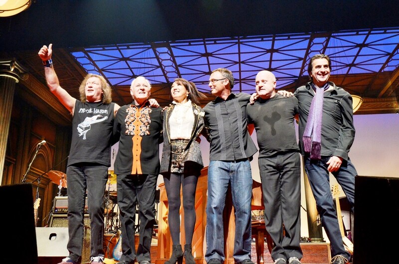 ライブの最後でPROCOL HARUMのメンバーとともに観客に挨拶する松任谷由実。