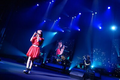 「誕生日おめでとう！」という声に「ありがとうございます！ 27歳になりました！ こないだまで高校行ってたんです」とジョークを飛ばした（写真は10月18日のNHKホール公演の模様）。